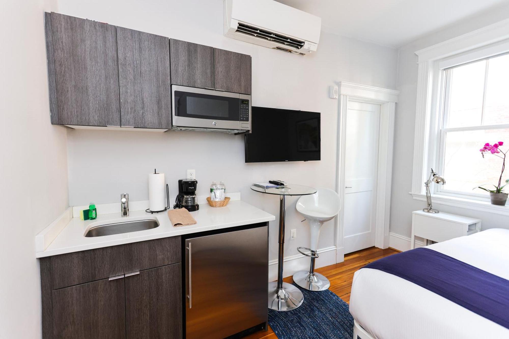 A Stylish Stay W/ A Queen Bed, Heated Floors.. #26 Brookline Zewnętrze zdjęcie